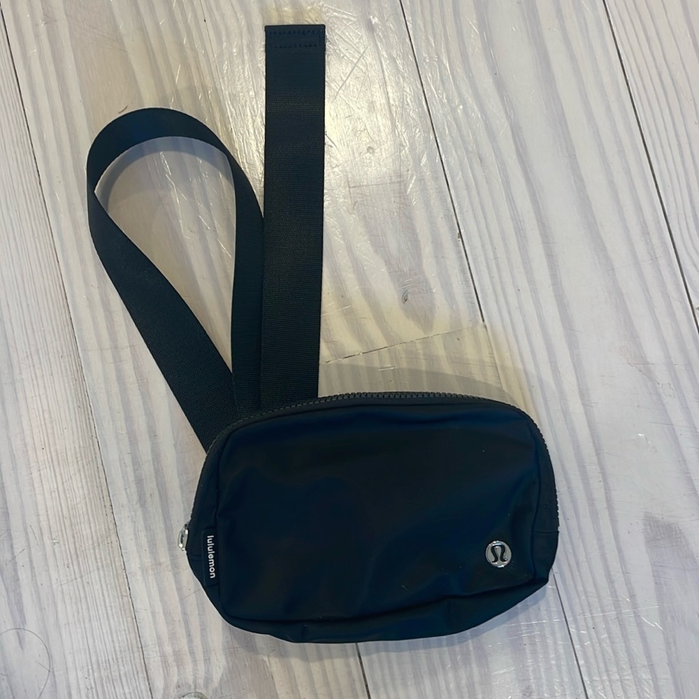 Black Lulu lemon Everywhere Belt!!